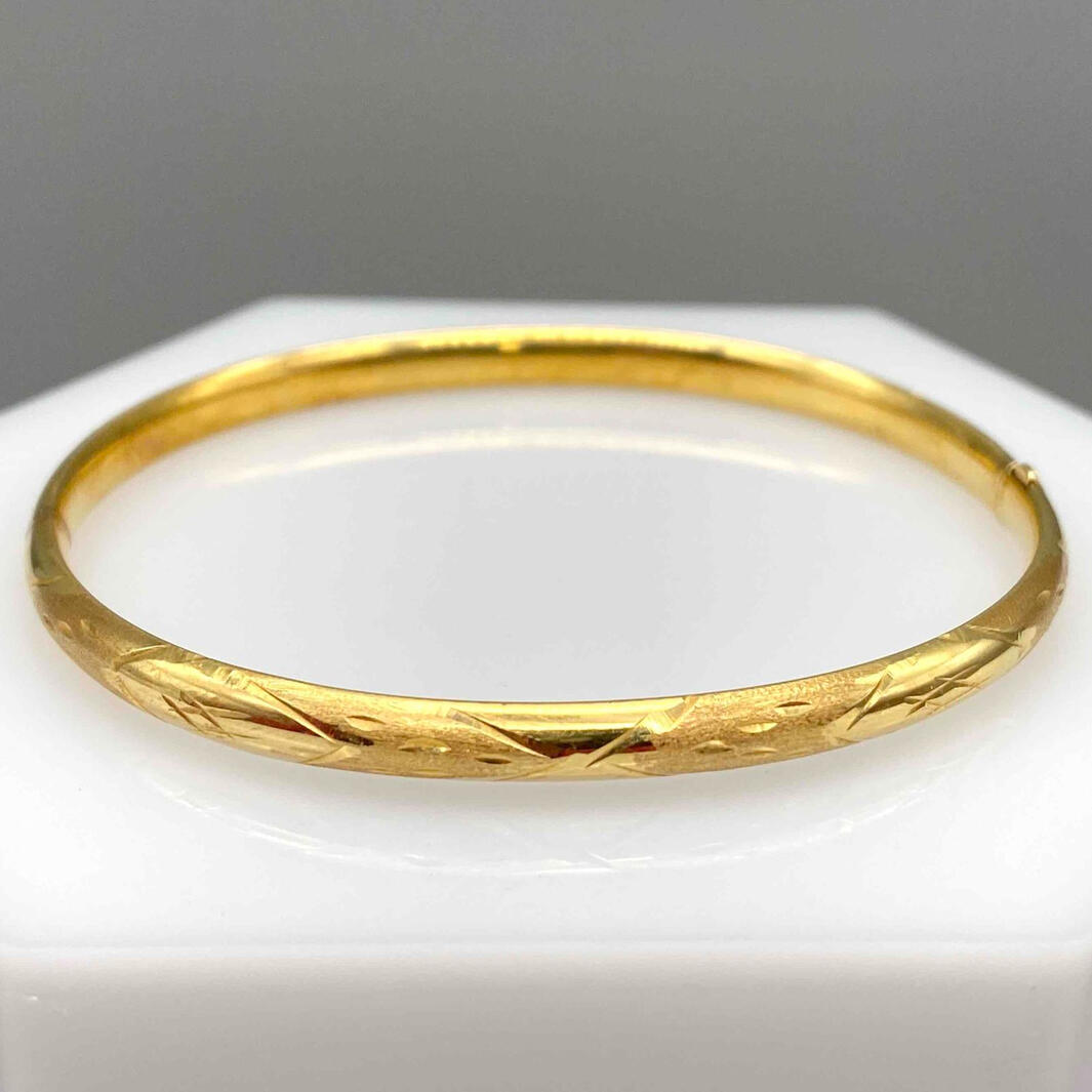 18K Yellow Gold Diamond Cut Hollow Bangle Bracelet